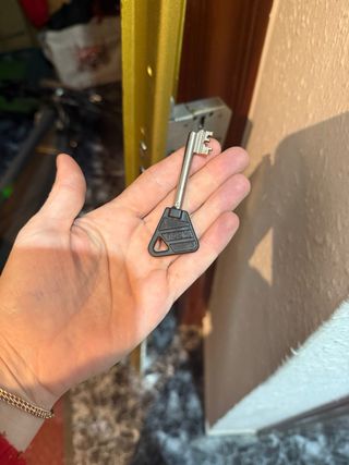 Cerradura de puerta metálica dorada