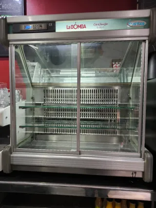 Vitrina expositora INFRIGO sobre mostrador