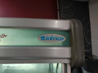 Vitrina expositora INFRIGO sobre mostrador