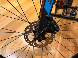 Bicicleta de carretera BH + rodillo Wahoo