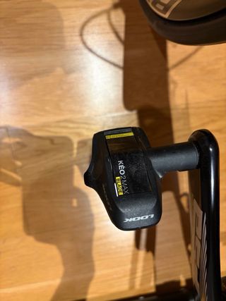 Bicicleta de carretera BH + rodillo Wahoo