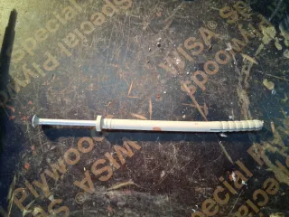 Tornillos y tacos para tejados