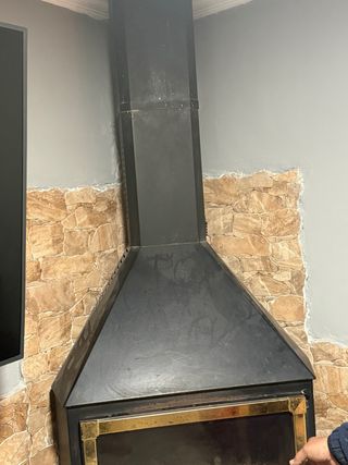 Chimenea metálica negra y dorada