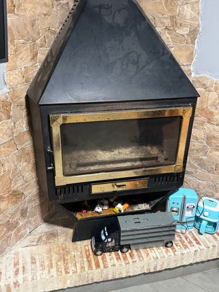 Chimenea metálica negra y dorada