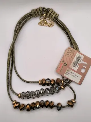 Collar multicapa con cristales y metal