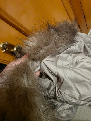 Abrigo acolchado Zara mujer beige/dorado.