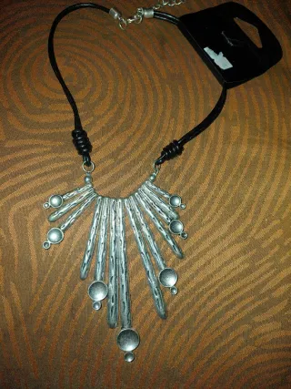 Collar plateado con cordón negro