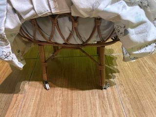 Cuna de mimbre para muñecas con funda