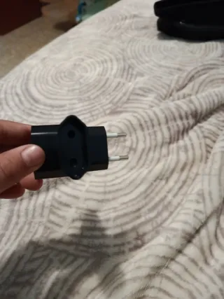 Enchufe de tres patas