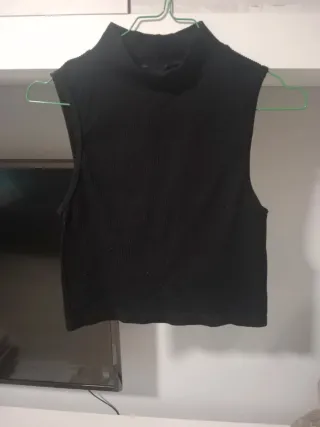 Top negro sin mangas cuello alto