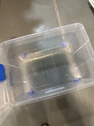 Caja de plástico PlasticForte 57L con ruedas