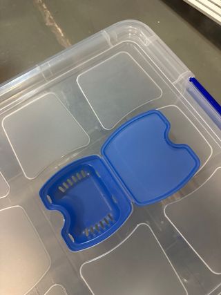 Caja de plástico PlasticForte 57L con ruedas