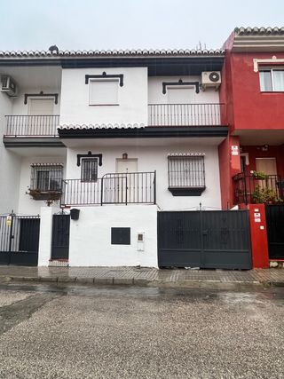 Casa dos platas y sotano , porche , y patio