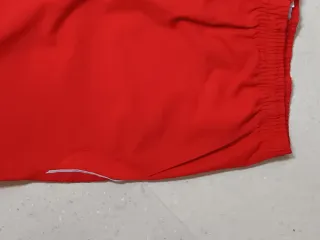 Pantalón corto deportivo rojo