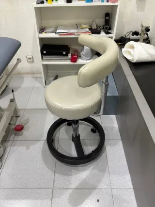 Taburete hidráulico beige y negro de dental