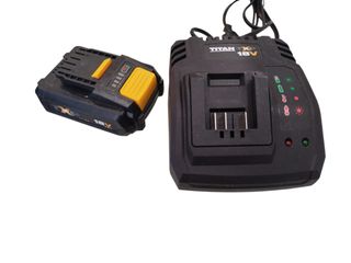 TALADRO DE IMPACTO A BATERIA TITAN TT1885IPD + 2 BATERIAS + CARGADOR
