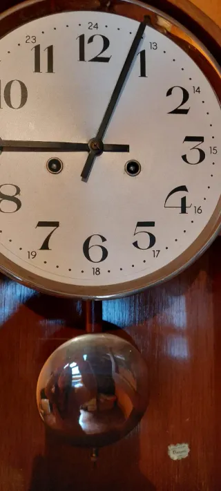 Reloj de pared de madera
