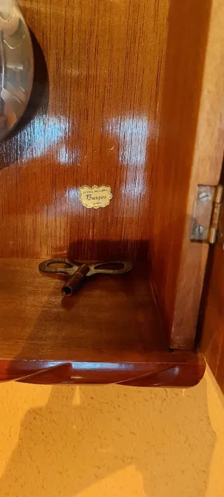 Reloj de pared de madera