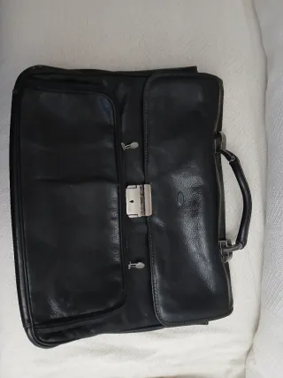 Cartera de piel marrón