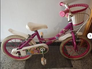 Bicicleta infantil rosa con cesta