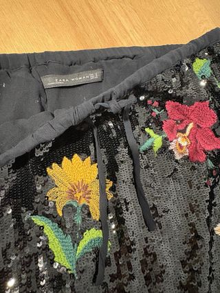 Falda Zara lentejuelas flores flecos