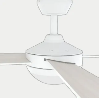 Ventilador de techo blanco y madera