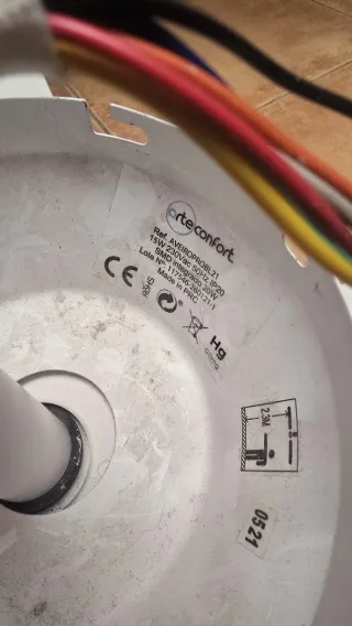 Ventilador de techo blanco y madera