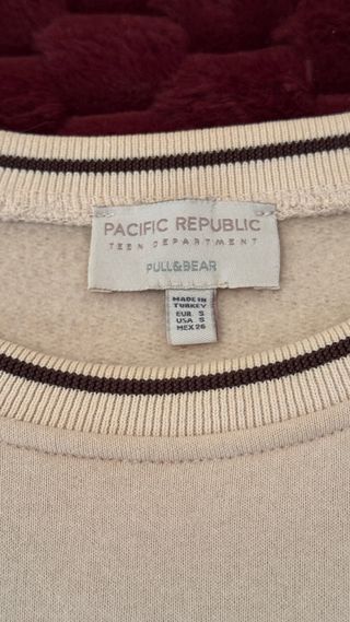 Sudadera beige con letras y número