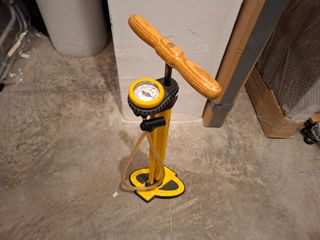 Bomba de inflado amarilla con manómetro