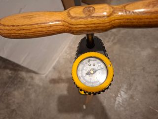 Bomba de inflado amarilla con manómetro