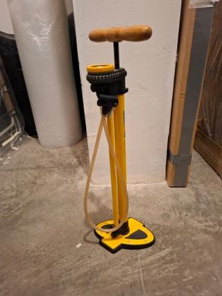 Bomba de inflado amarilla con manómetro