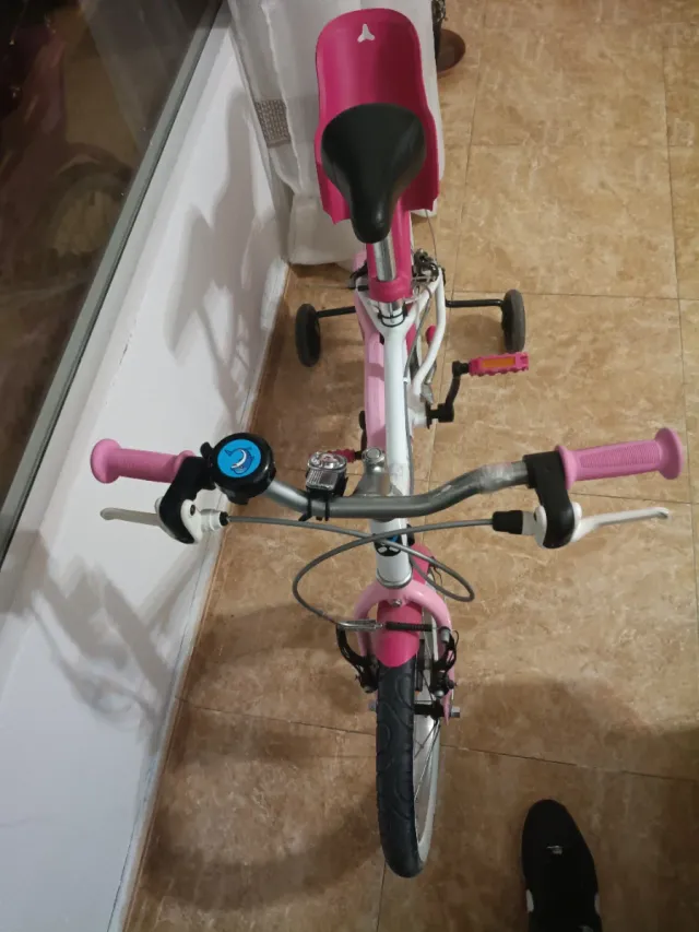 Bicicleta infantil rosa y blanca