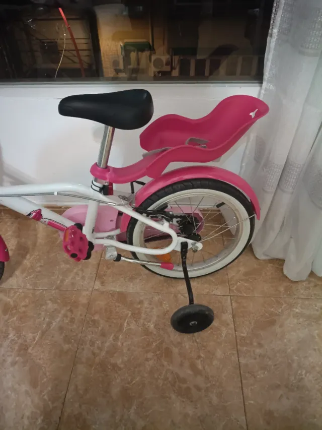 Bicicleta infantil rosa y blanca