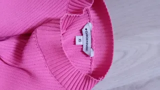 Top rosa manga larga con agujero en la espalda.