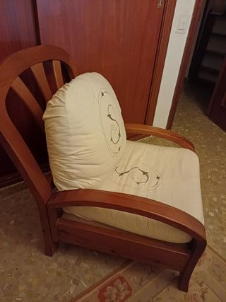 Set de silla y sillón de madera con cojines