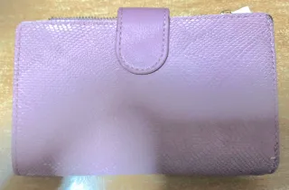 Monedero rosa con detalle dorado