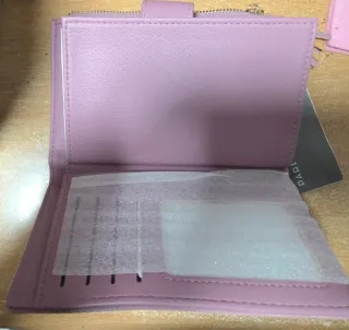 Monedero rosa con detalle dorado