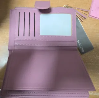 Monedero rosa con detalle dorado