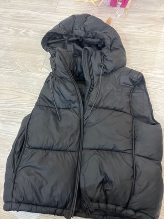 Chaleco acolchado negro con capucha