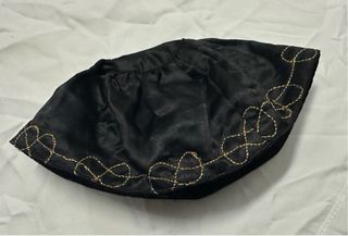 Solidéu preto com bordado dourado