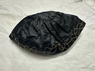 Solidéu preto com bordado dourado