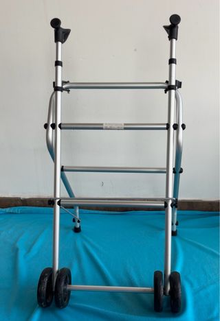 Andador persona mayor.