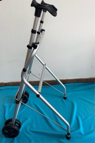 Andador persona mayor.