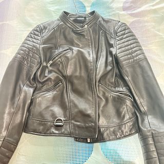 Chaqueta de cuero negra esta como nueva usa en 3 o