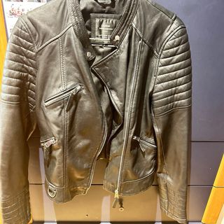 Chaqueta de cuero negra esta como nueva usa en 3 o