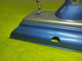Máquina de coser antigua de juguete Casige