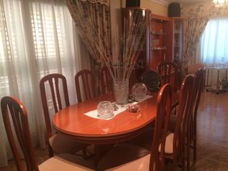 Tavolo da pranzo in legno con sedie