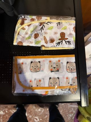 Baberos impermeables manga larga (12-24m)