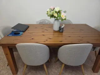 Tavolo da pranzo in legno senza sedie