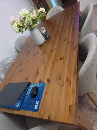 Tavolo da pranzo in legno senza sedie